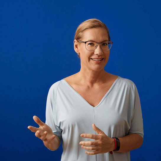 Auf dem Bild ist Susanne Grammatte zu sehen. Sie erklärt etwas zur Rückentherapie.