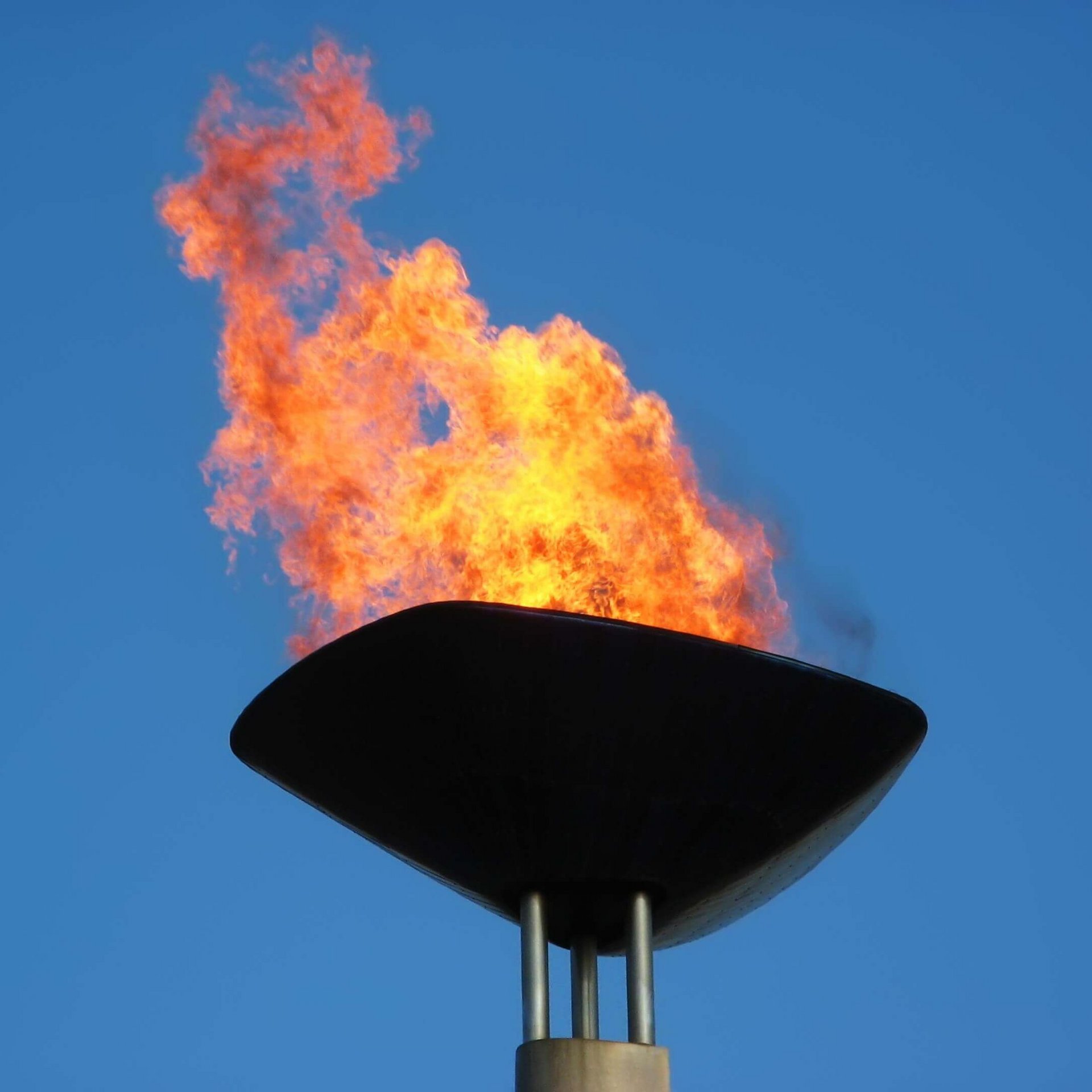 Bild des Olympischen Feuers. Bauerfeind versorgt die Athleten während der Olympiade mit seinen Produkten.