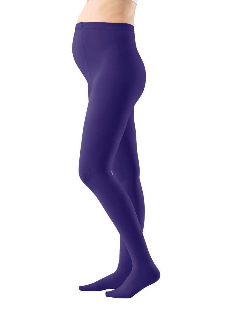 Eine schwangere Frau trägt eine VenoTrain Micro Kompressionsstrumpfhose von Bauerfeind in der Farbe in Wild Berry. Sie wirkt somit schweren Beinen in der Schwangerschaft entgegen.